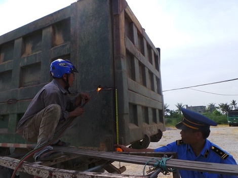 Thanh Hóa: Bắt giữ, cắt thùng cơi nới của 5 xe “hổ vồ”